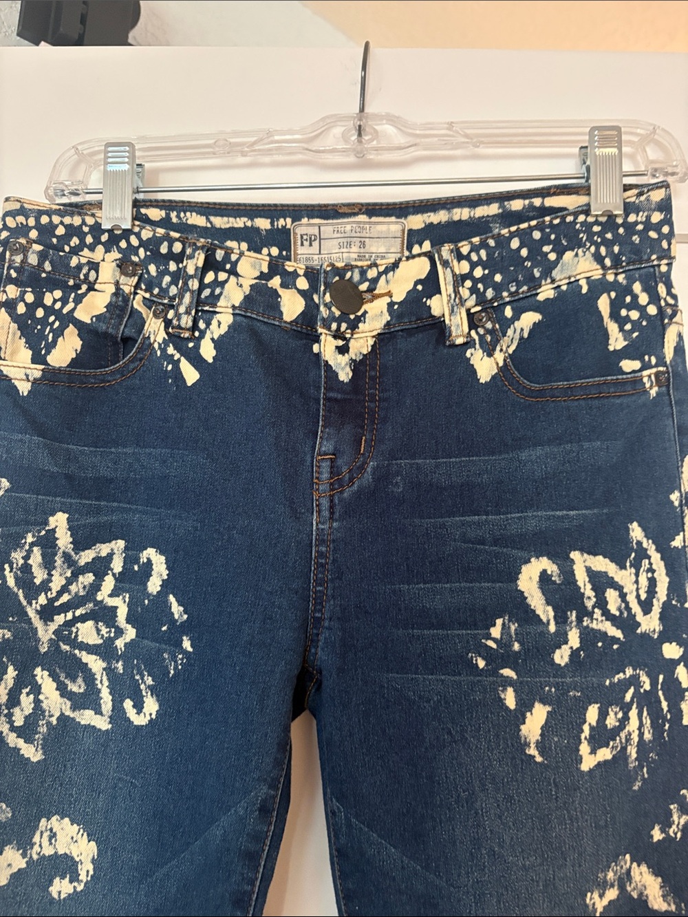 Free People Dark Blue Tie-Dye Flare Jeans Sz 26 - Picture 2 of 4